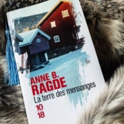 La terre des mensonges d'Anne B. Ragde (éditions poche 10/18)