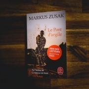 Le pont d'argile de Markus Zusak (éditions Le livre de poche)